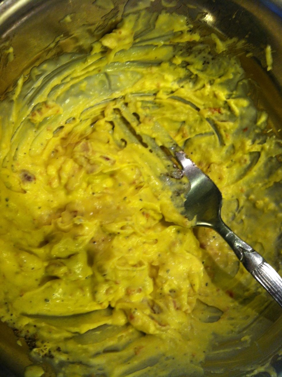 Remember not to put all the bacon because you still have to use some to decorate. In a separate bowl, great some cheese.