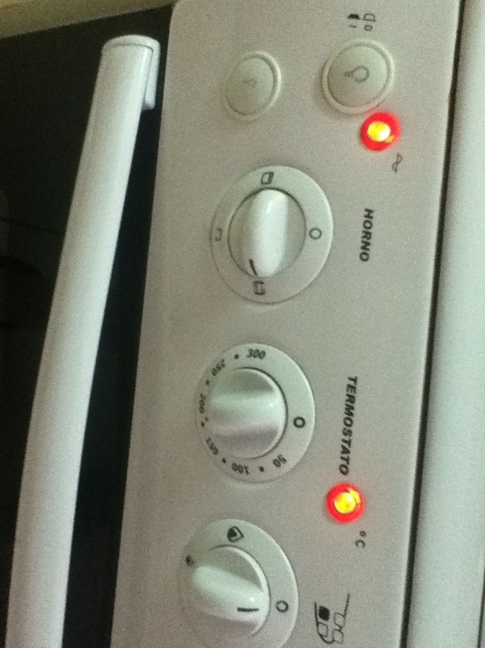 Remember to preheat the oven 10 minutes before you put the pie to it, at a temperature of 190 celcius (depending in your oven)