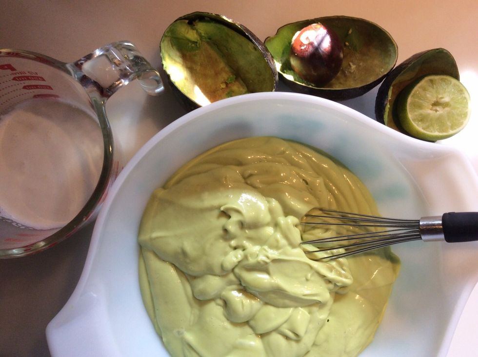Remove avocado pur\u00e9e from blender and pour it into a large bowl.