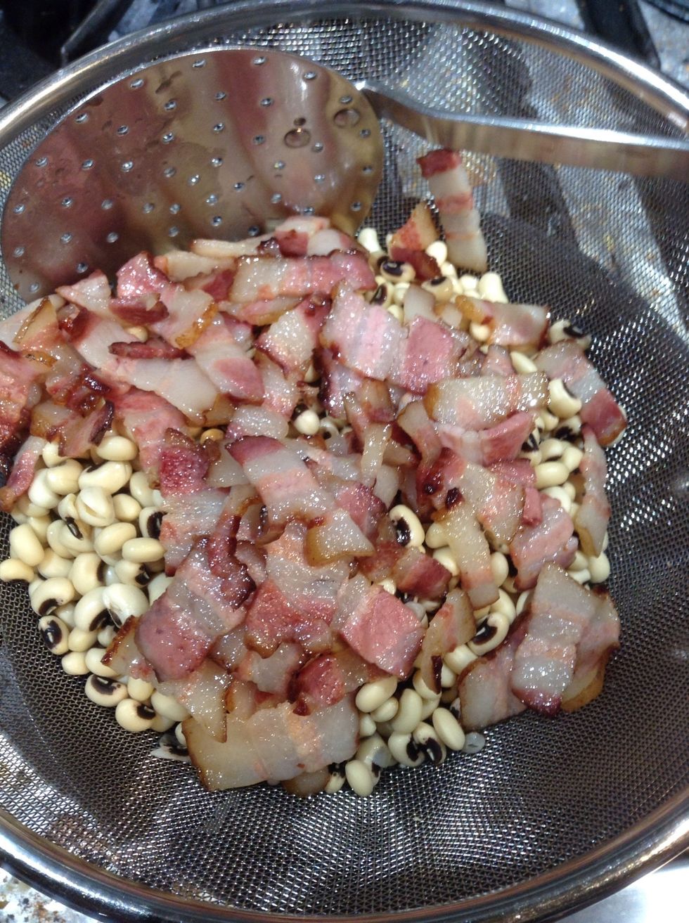 Remove bacon from pan using a slotted spoon or similar put bacon on top of pre-soaked black eye peas. Drain off 1/2 of the bacon fat from pot.