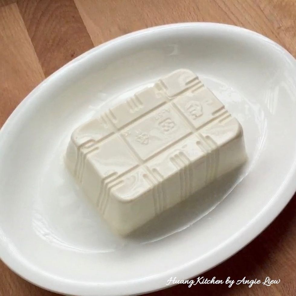 Remove beancurd from the box and place onto a steaming plate.