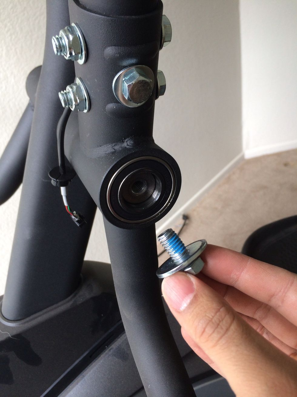 Remove bolt and washer from center backbone. Each arm.