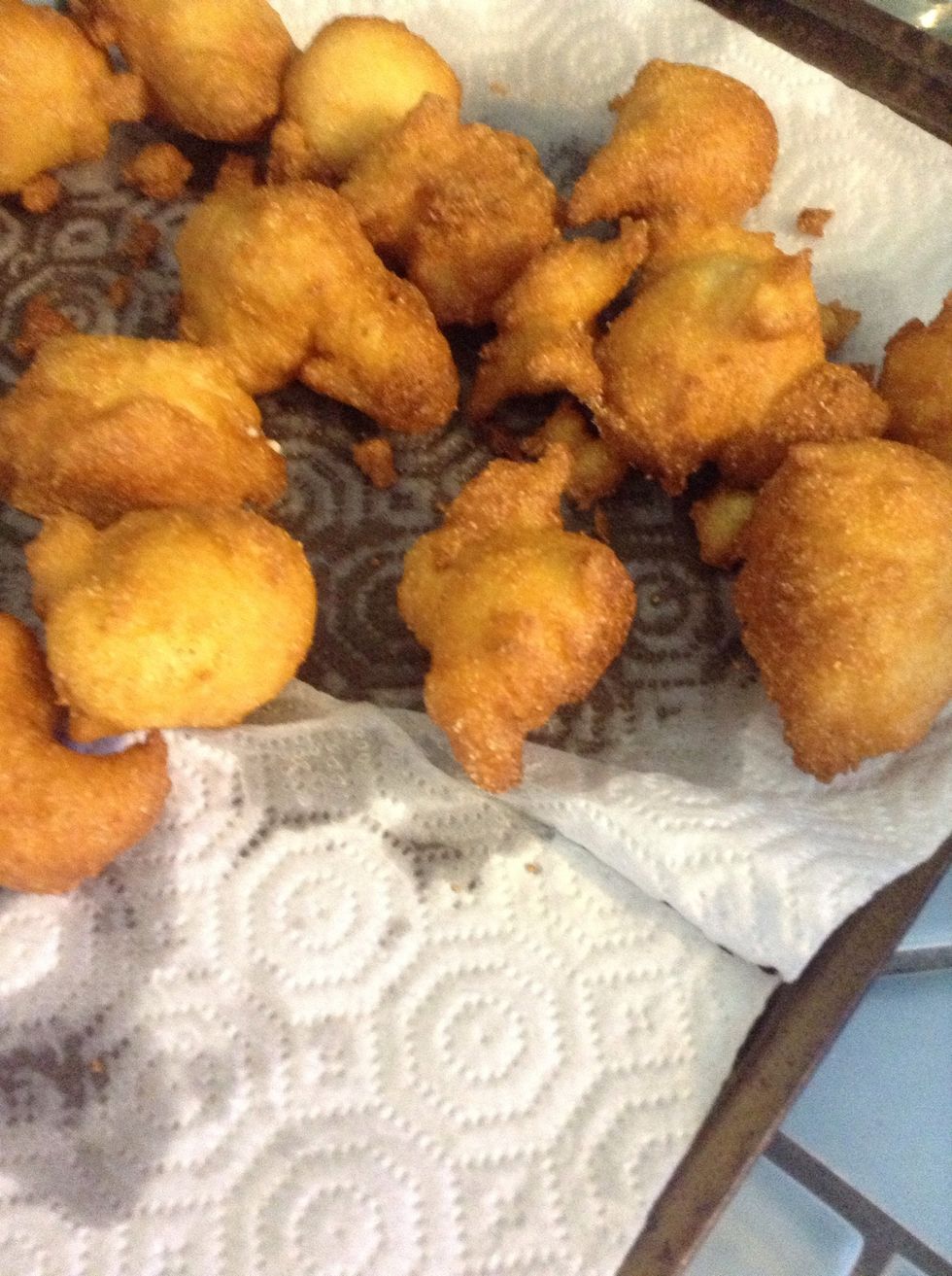Remove each batch from the oil when golden on both sides (about 2-3 minutes). Drain on a paper towel. Bring the temperature of the oil back up to 375\u00b0 before you add the next batch of hushpuppies.