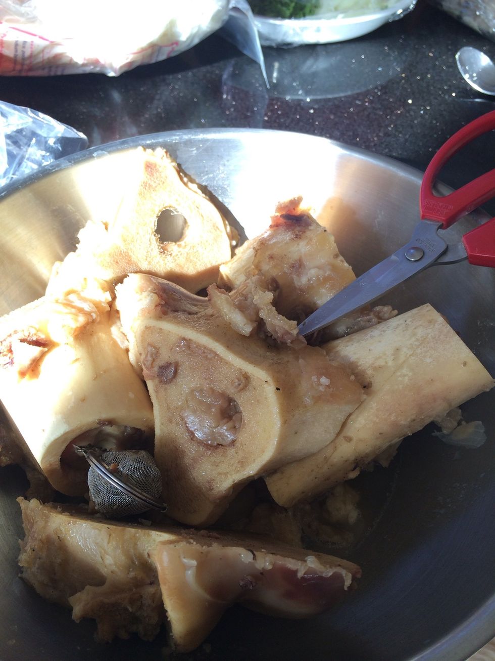 Remove extra tendon from beef bones and set aside
