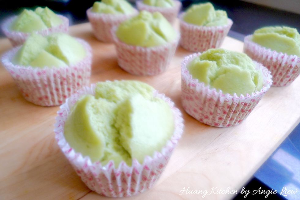 Remove from heat and leave to cool. Then remove the rice cake from steaming cups.