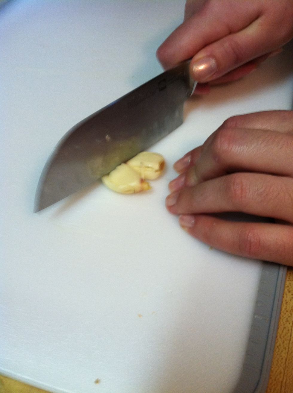 Remove garlic skin, peel and mince.