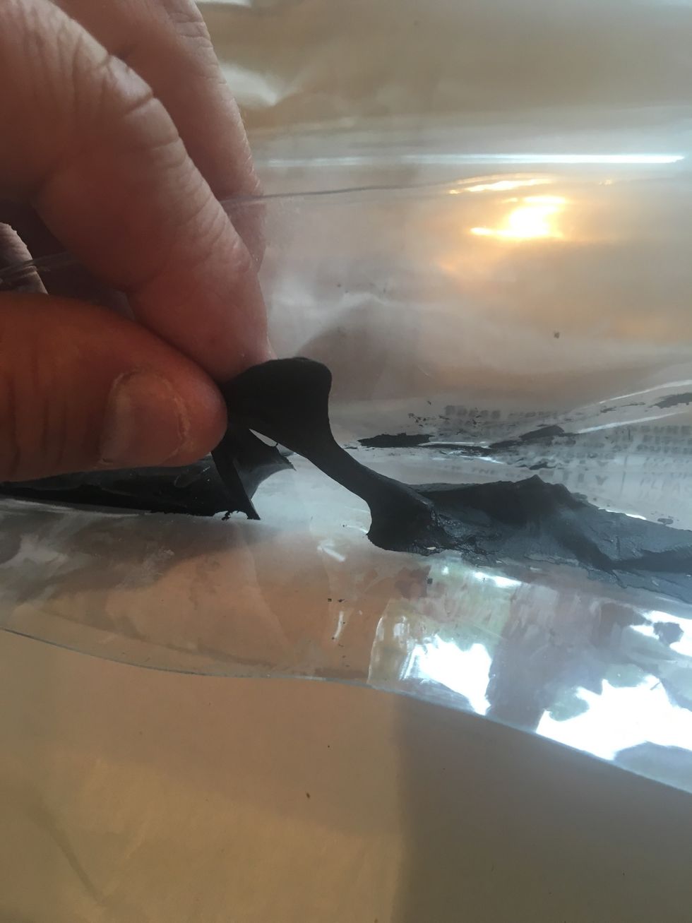 Remove sealing tape, if damaged.