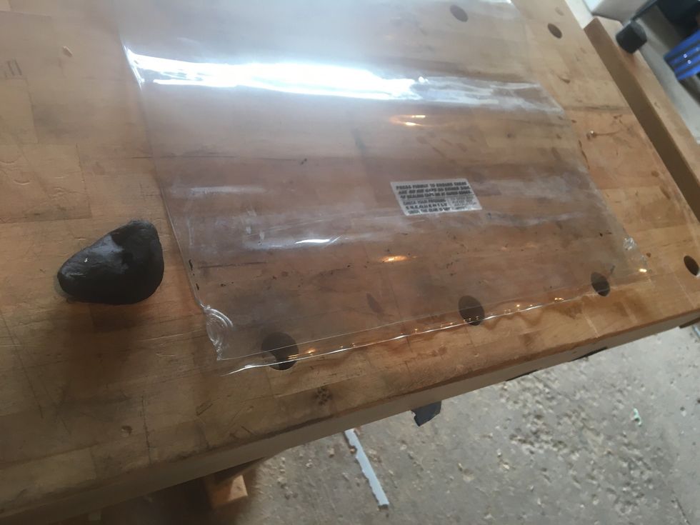 Remove sealing tape, if damaged.