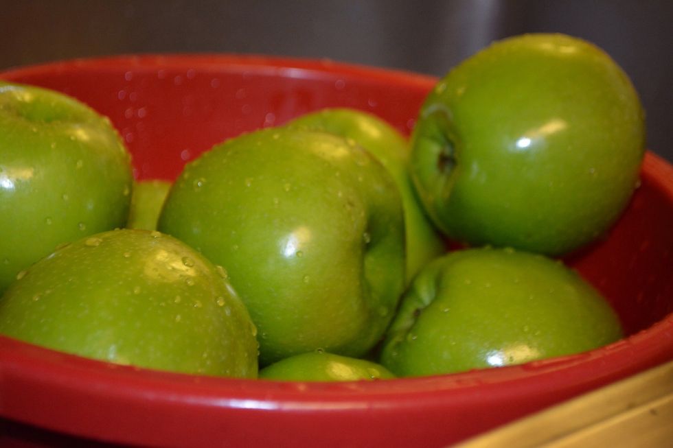 Remove stems and wash the apples.