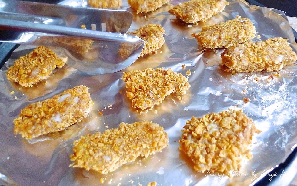 Remove the baking tray with the fish pieces from the oven after 10 minutes. Turn the fish pieces over.