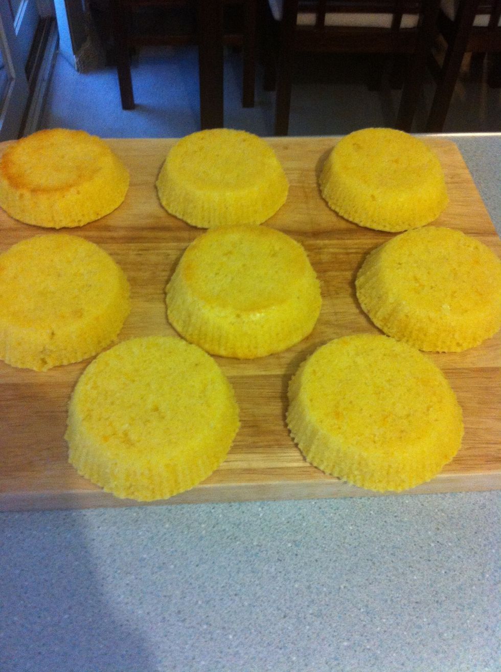 Remove the cakes from their paper cases and place upside down.