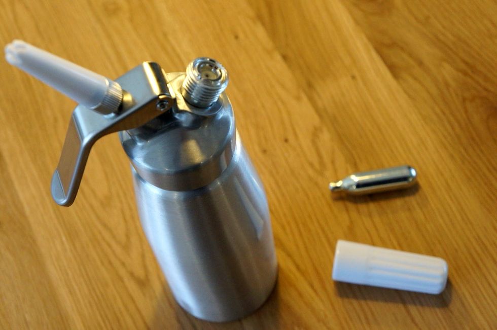 Remove the cartridge holder.