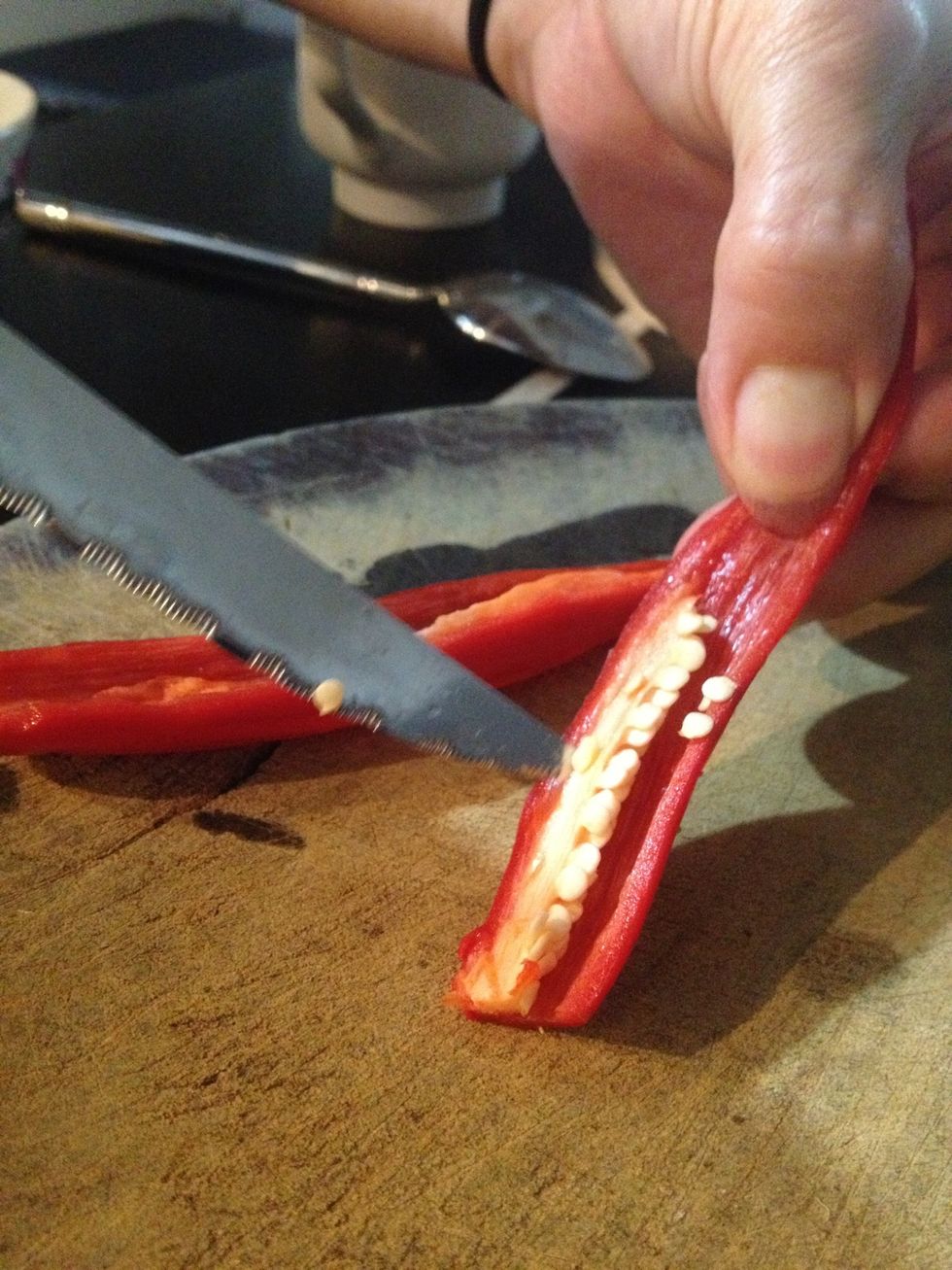 Remove the chili seeds.