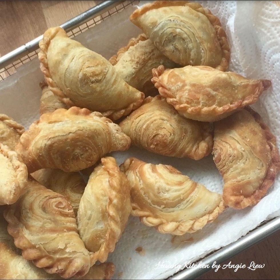 Remove the cooked curry puff from the hot oil with a strainer. Drain the crispy curry puffs on paper towels. And we're done!