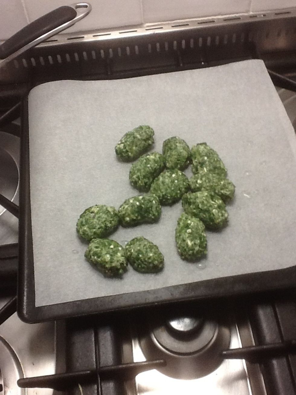 Remove the cooked dumplings with a slotted spoon. And repeat the process of the remaining uncooked gnocchi.cooking time may vary depending on the size of the gnocchi