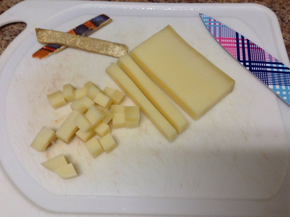 Remove the crust from the comt\u00e9, then dice it (same size than for the beets).
