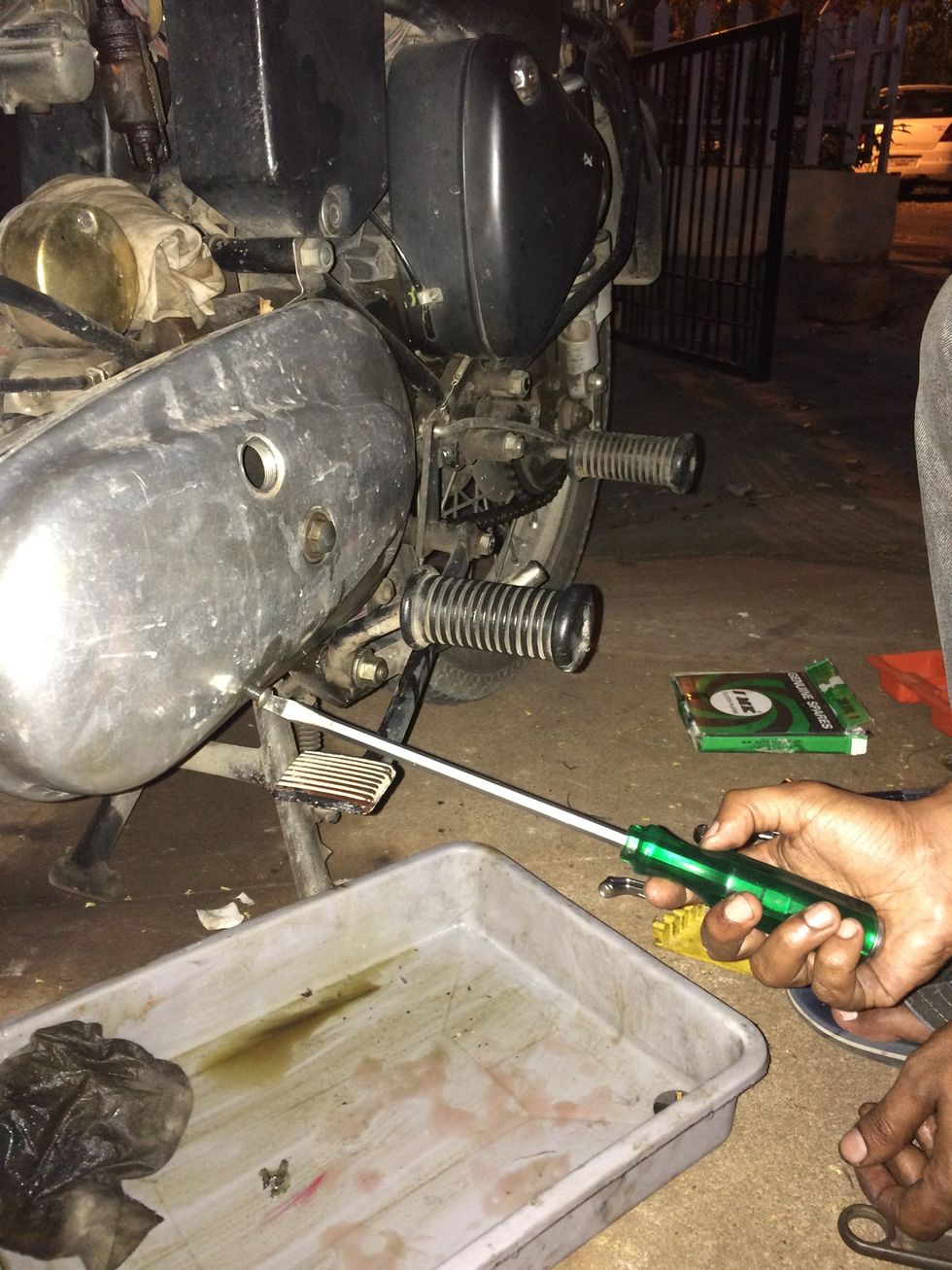 Remove the drain level screw