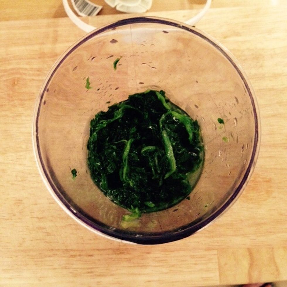 Remove the garlic and place the spinach in a blender. Add some water if they dried up too much.