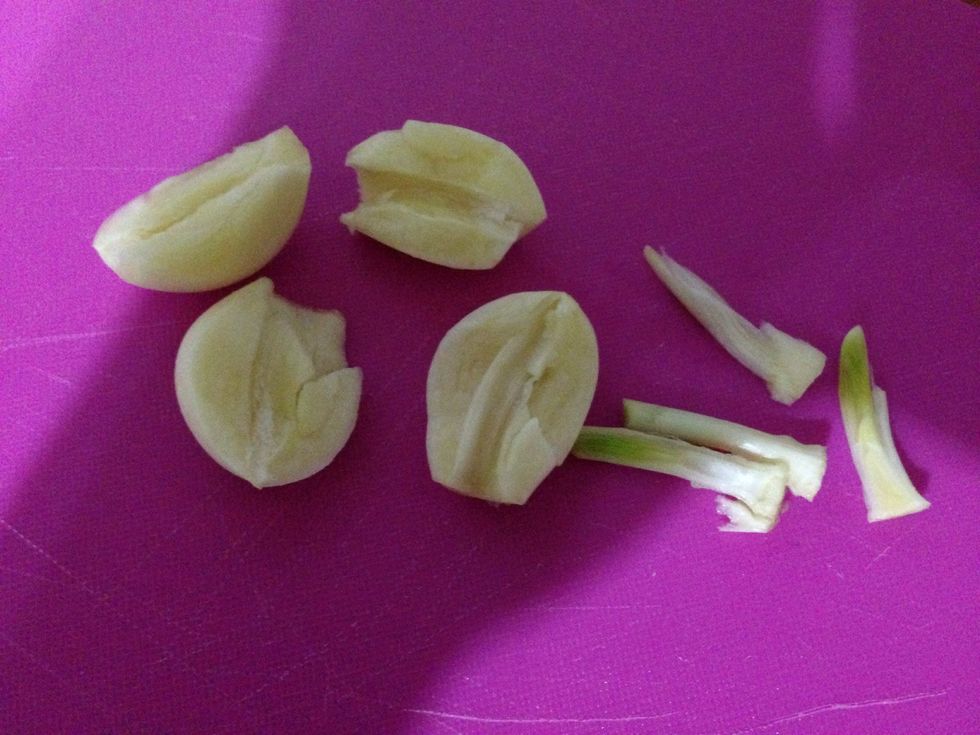 Remove the heart of garlic and add it (quitar el coraz\u00f3n del ajo y a\u00f1adir )