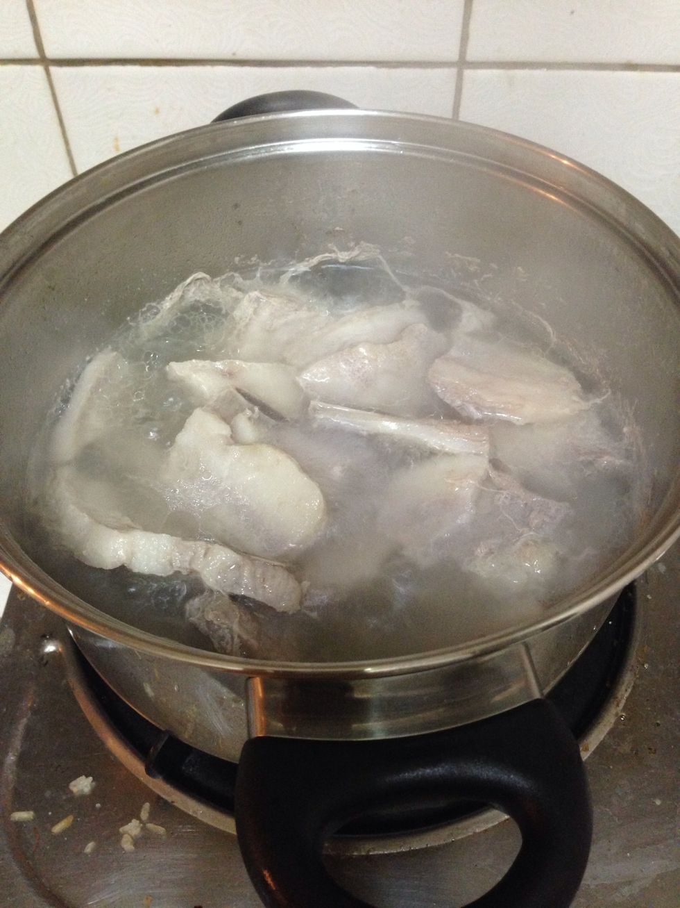 Remove the lid and the bubbles when the pork is boiling