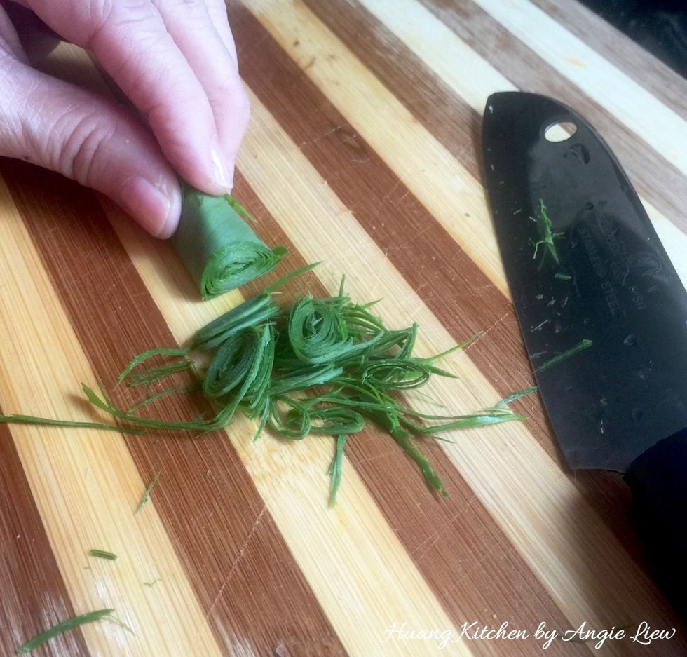 Remove the midrib and stalk of turmeric leaf. Roll the long turmeric leaf together and shred finely using a sharp knife. Set aside.