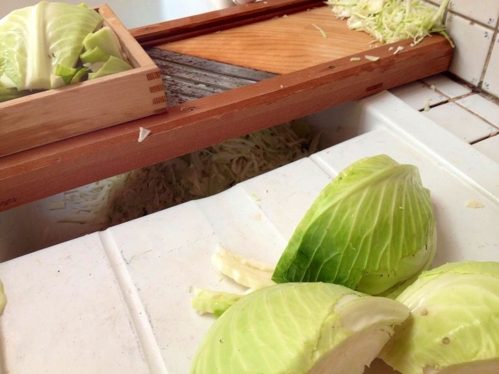 Remove the outer leaves of cabbage, cut in half, remove the core (stalk) and grate. If you do not have a grater sauerkraut, it can be cut into thin slices with a knife.