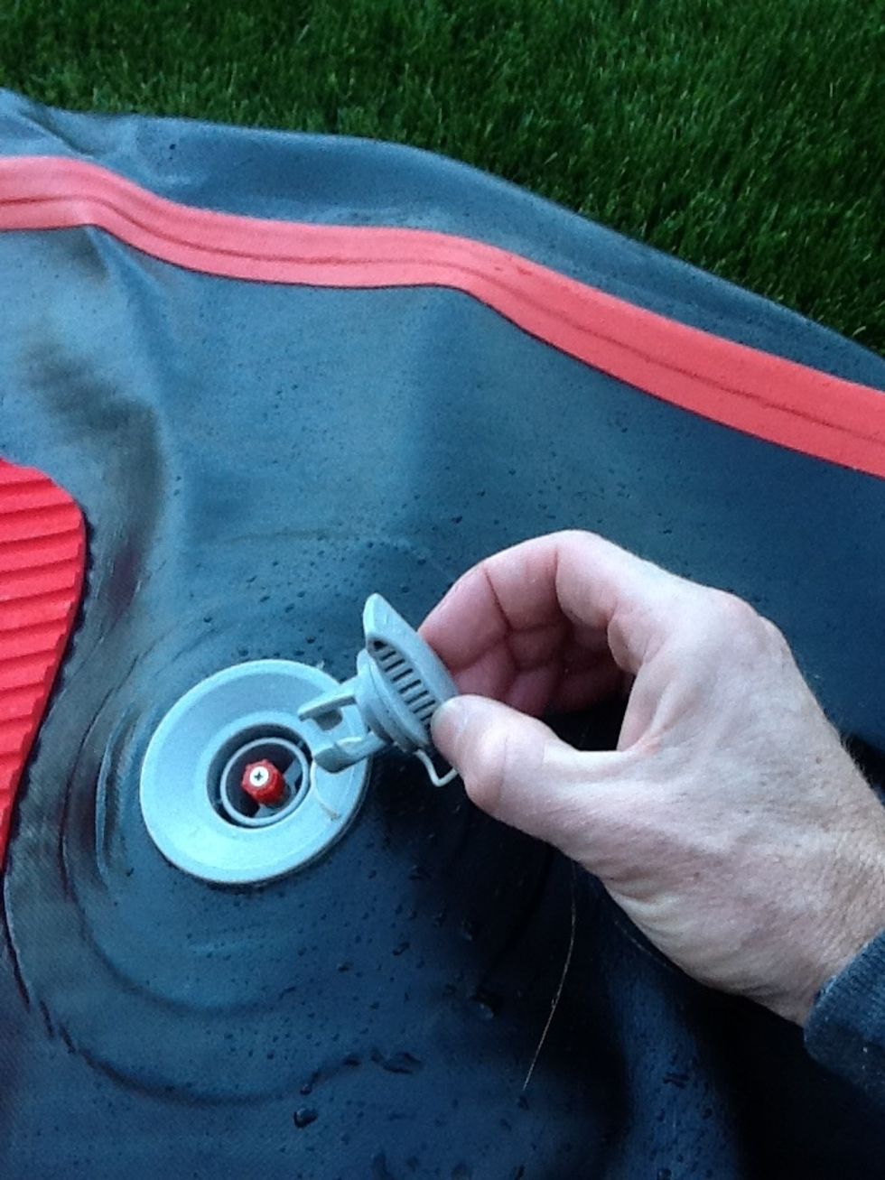 Remove the protective cap from the valve. Remove dirt, sand and water in and around the valve.