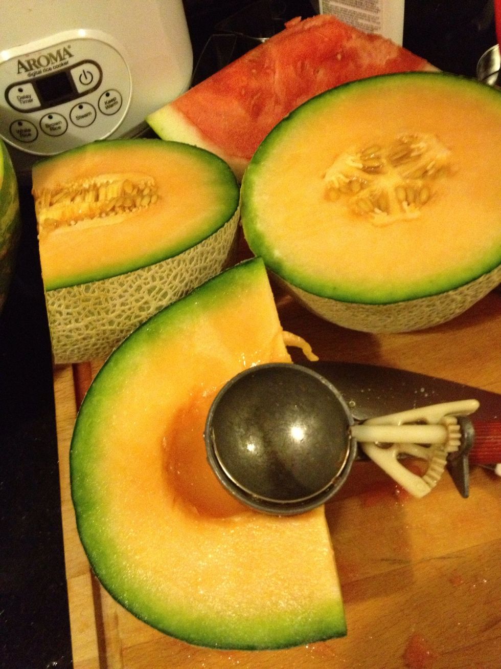 Remove the seed and cut the cantaloupe into small cube too. As well as kiwi, pineapple and honeydew.