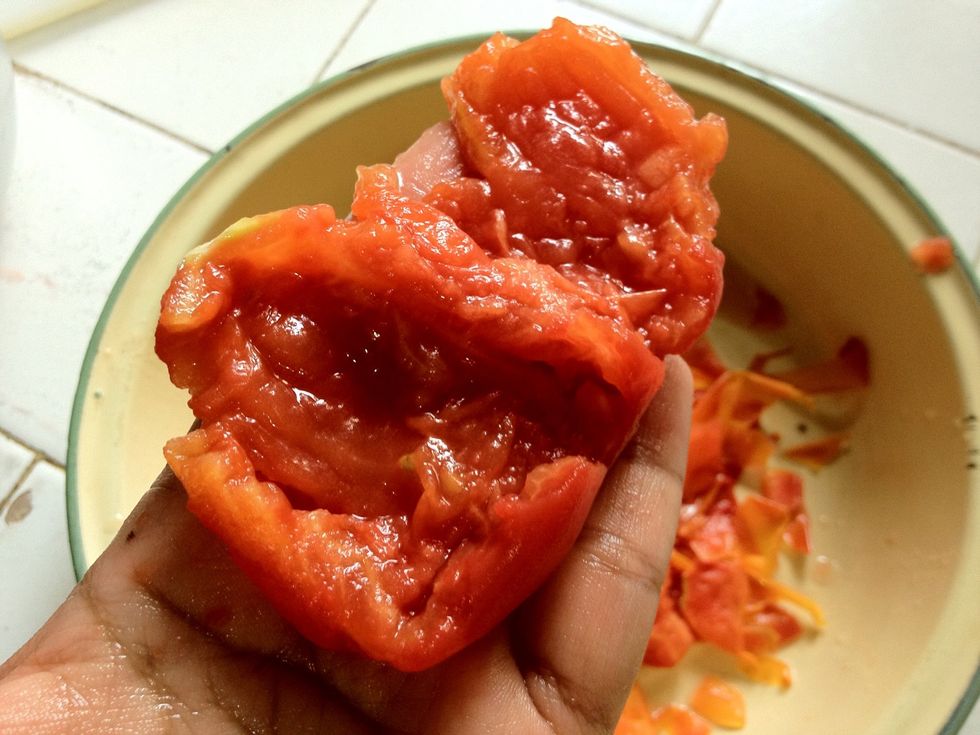 Remove the seeds and cut the tomatoes into 1/2 inch (1.5cm) pieces. Set aside