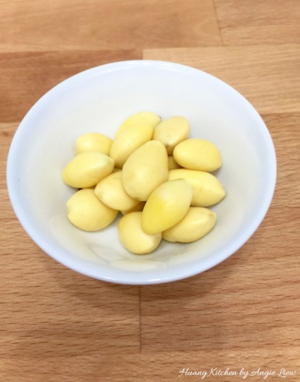 Remove the shell from gingko nuts and then boil the nuts in water for 5 minutes. Then remove the skin.