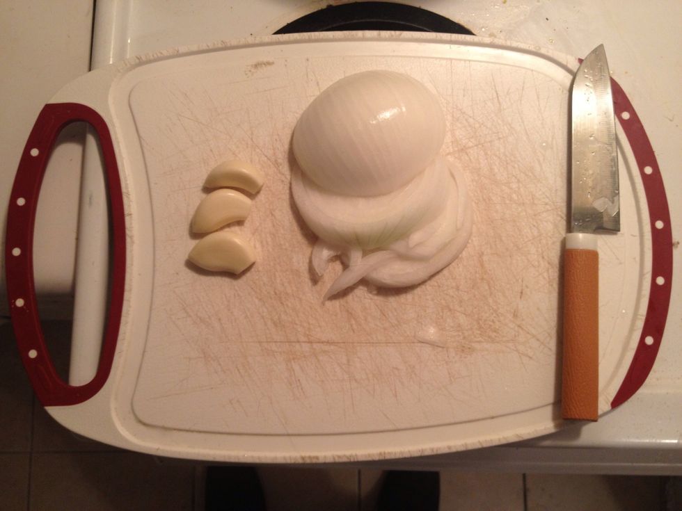Remove the skin from garlic and onions and cut them into smaller pieces. Don't forget to wash them before and after!!!