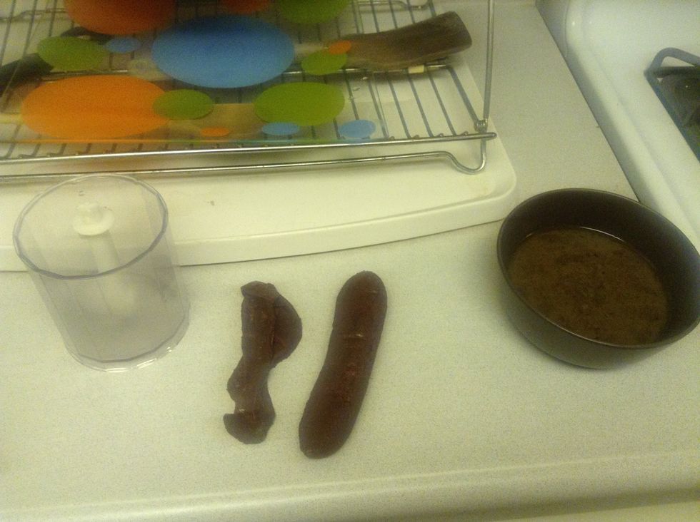 Remove the skin of the blood sausage .. Mix the sausage with the sauce put aside