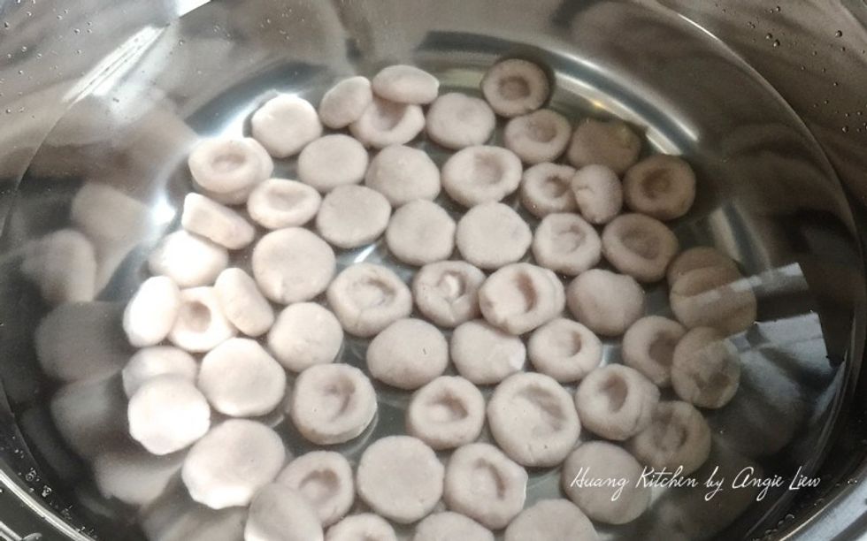 Remove the yam seeds from the boiling water using a strainer. Immediately rinsed them in cold water for about 5 seconds. This process helps to firm up the abacus seeds.
