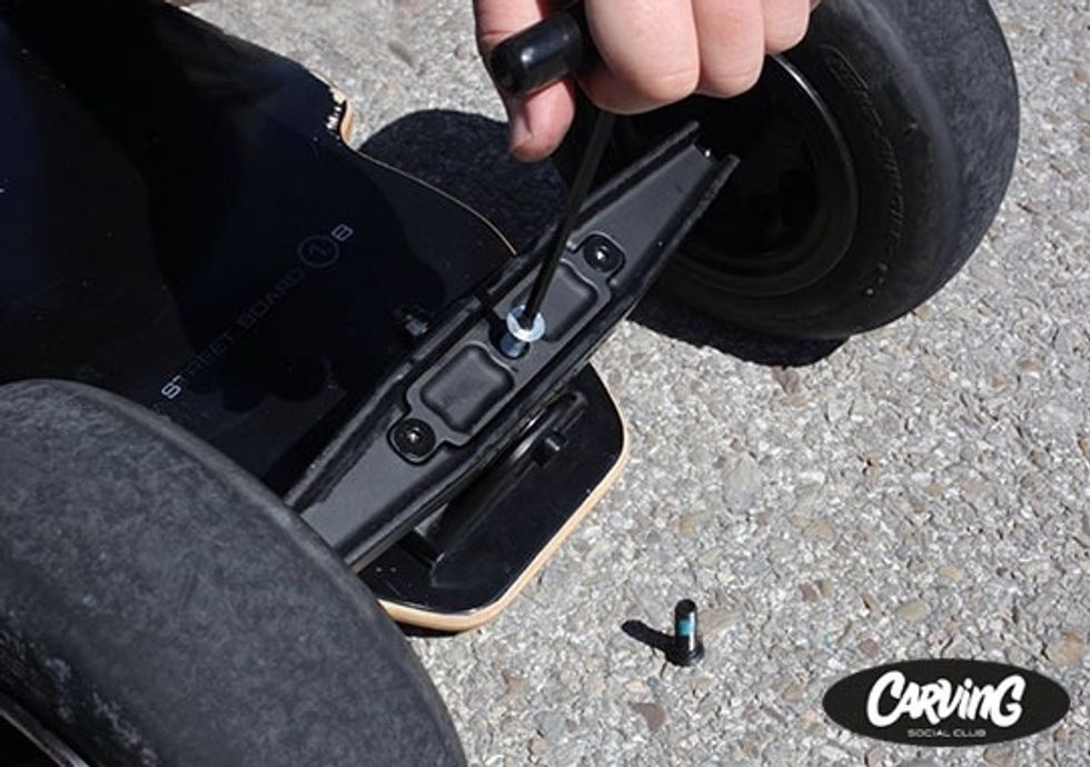 - Remove then the silver bolt. / - Retira el tornillo plateado.