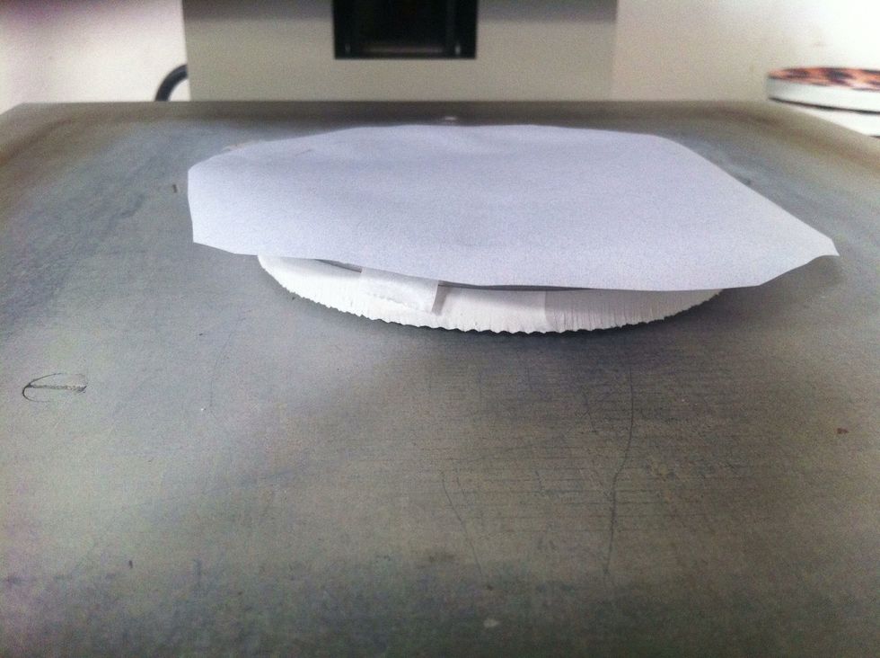 remover a borracha da prensa e posicionar a pe\u00e7a que ser\u00e1 prensada no centro da prancha da prensa