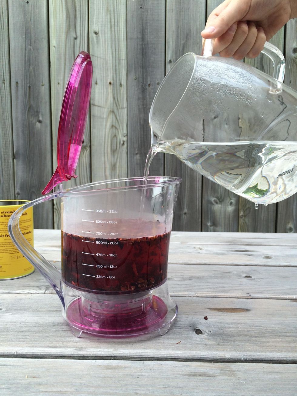 Remplir l\u2019Infuseur magique de 24 oz d\u2019eau.