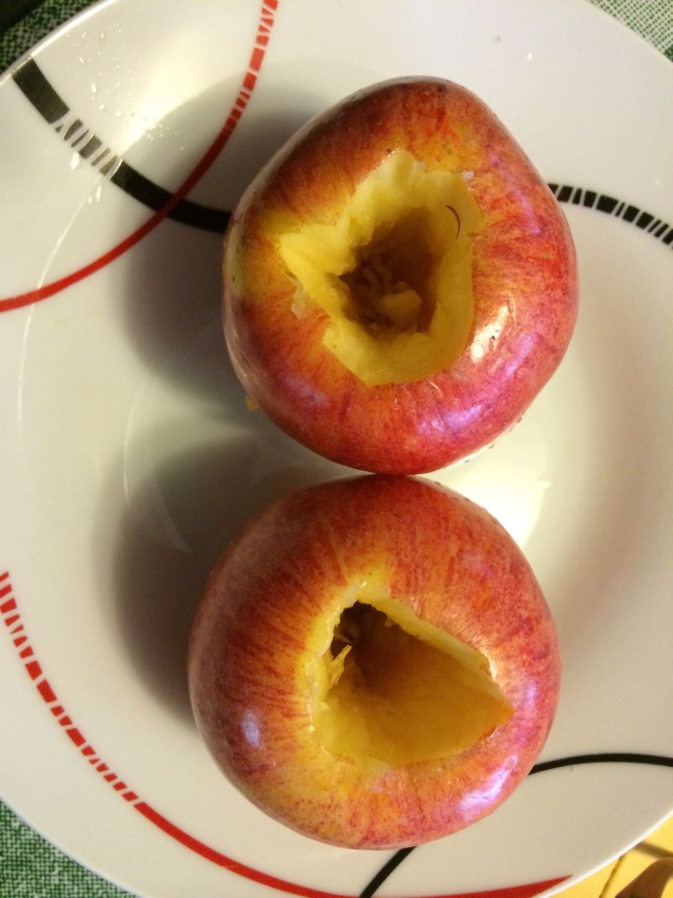 Renove the apple core and seeds