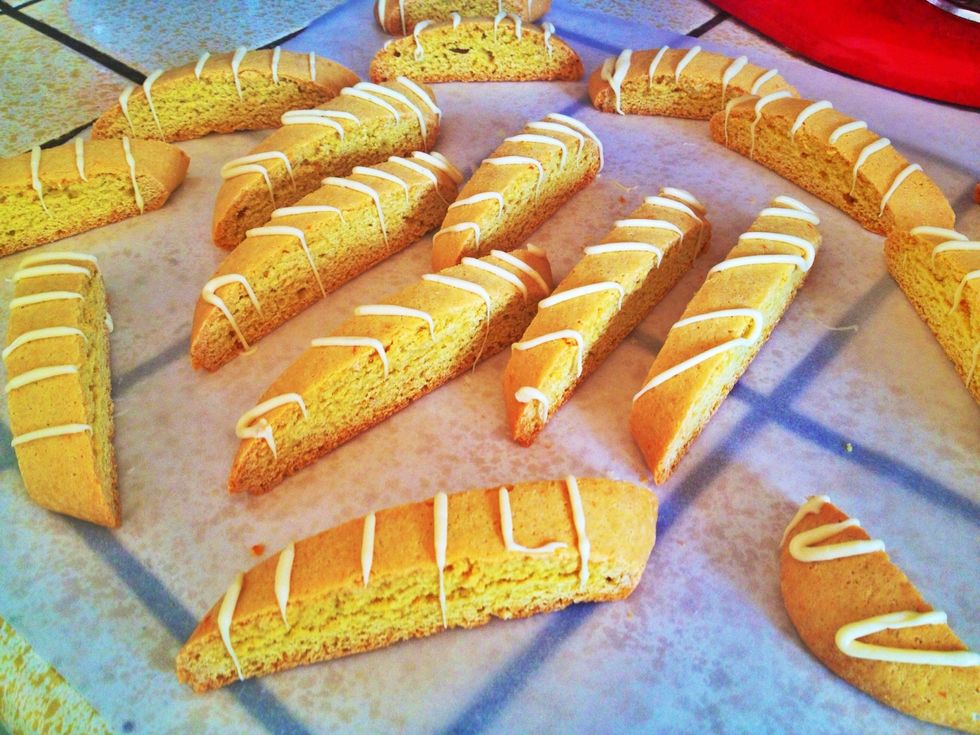 Repeat for all your biscotti pieces. Let white chocolate dry for one hour.