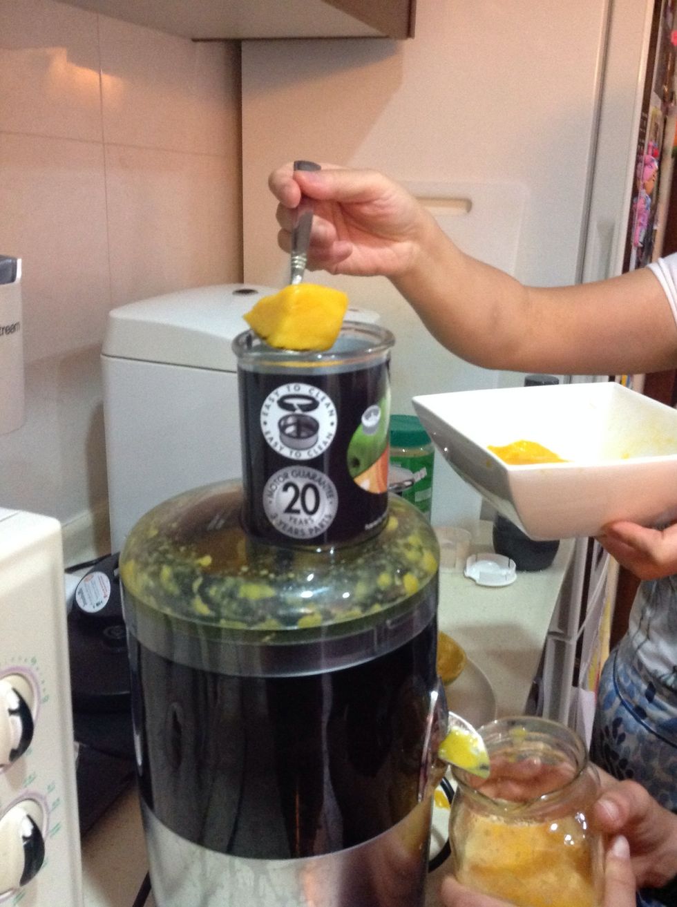 Repeat from the rest of the pieces of mango.