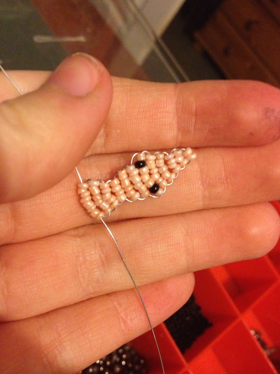 Repeat previous steps. Threading and tightening coloured beads with this number on each row onwards : 5, 4 , 5 , 6 , 7 ... You will now have what is in the picture above.