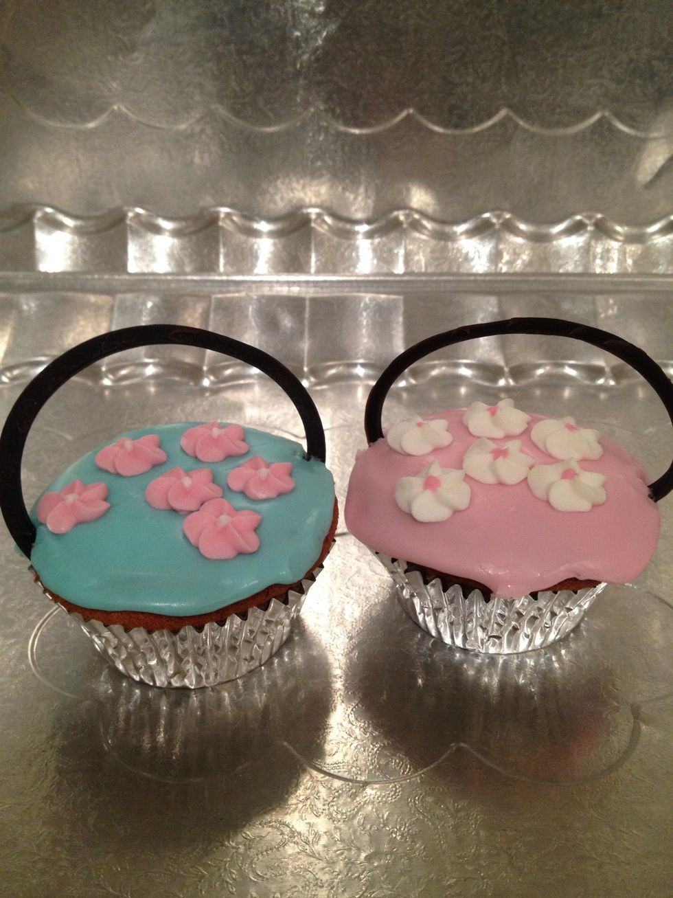 Repeat to all cupcakes