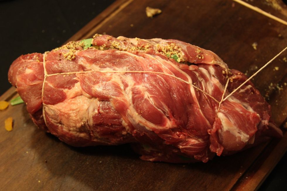 Repita o procedimento, amarrando o barbante com um n\u00f3.