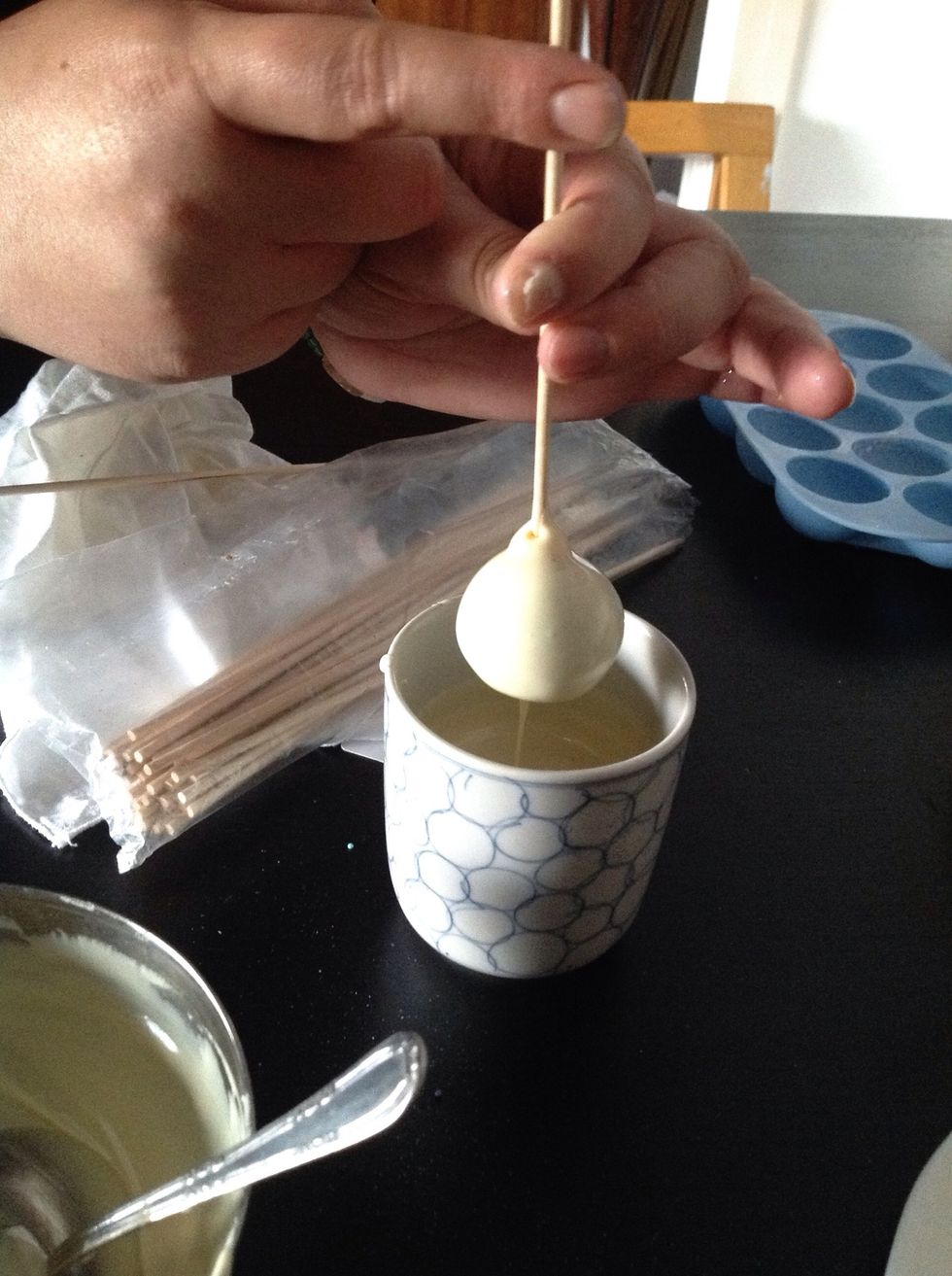 Retiramos con cuidado y dejamos escurrir todo el exceso de chocolate , si no al poner las decoraciones pueden caerse, si hace falta ba\u00f1ar 2 veces para que quede perfecto y redondo.