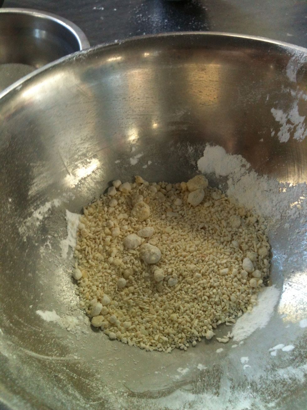 Retirar los sobrantes de almendra que no pasaron por el colador