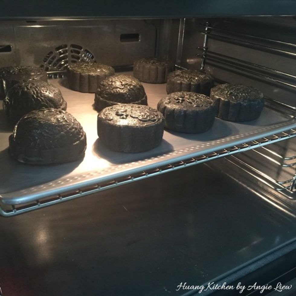Return the egg washed mooncakes to the oven and continue to bake using the same temperature for another 10 minutes. Check for doneness after 8 minutes to prevent over baked.