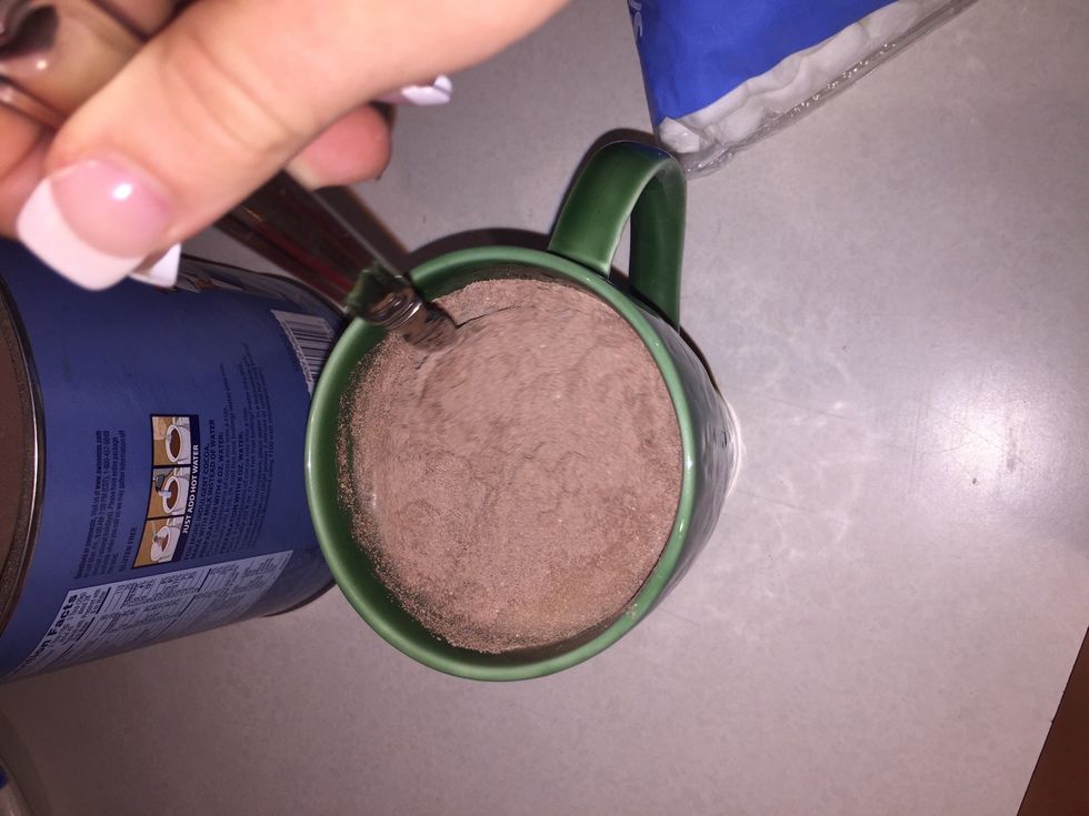 Revolve la leche y mezcla hasta que la mezcla se disuelva.