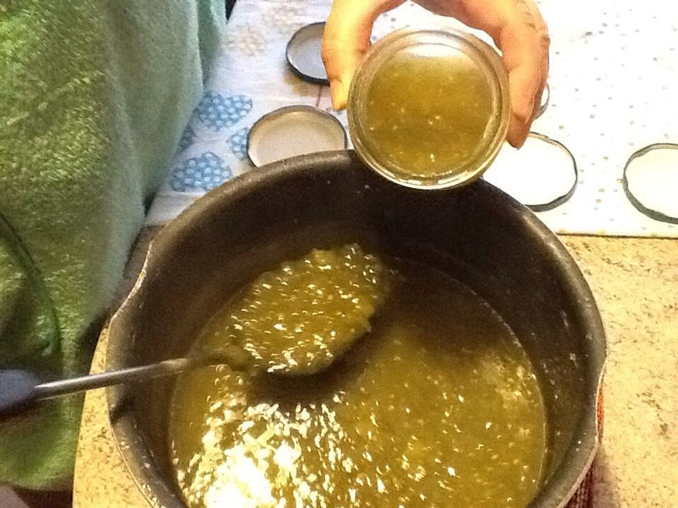 Riempite con cura i vasetti full pots with hot marmelade