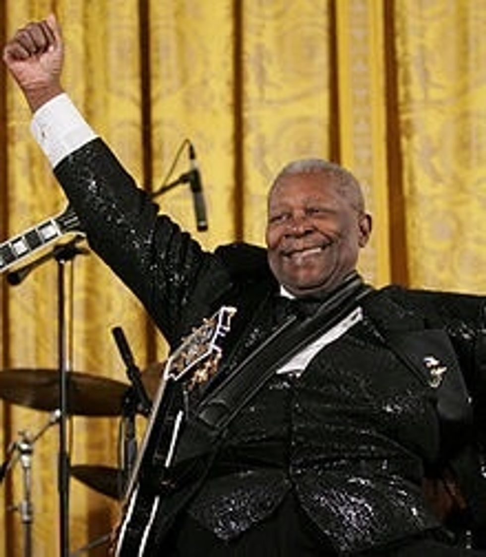 Riley B. King o B.B King nascut al 1925, \u00e9s un fam\u00f3s guitarrista de blues i compositor estatunitenc conegut per anomenar a les seves guitarres "Lucille". Aqu\u00ed est\u00e0 actuant a la casa blanca l'any 2006.