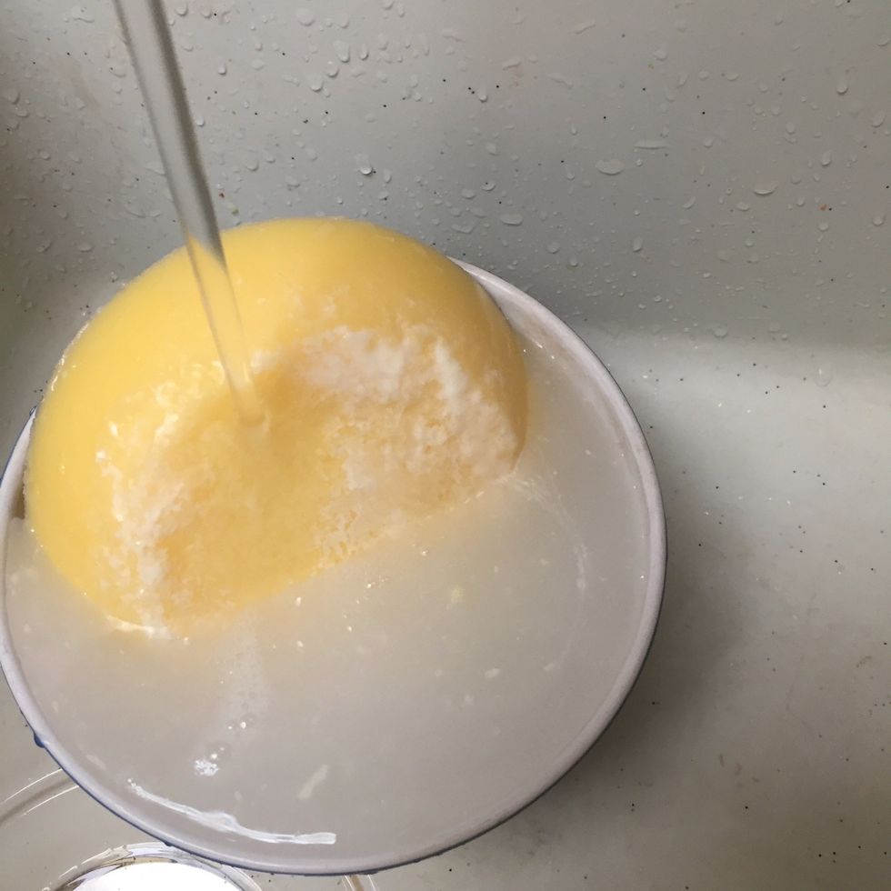 Rincer le beurre clarifi\u00e9 \u00e0 l'eau claire, afin d'enlever tout exc\u00e9dent de petit lait.