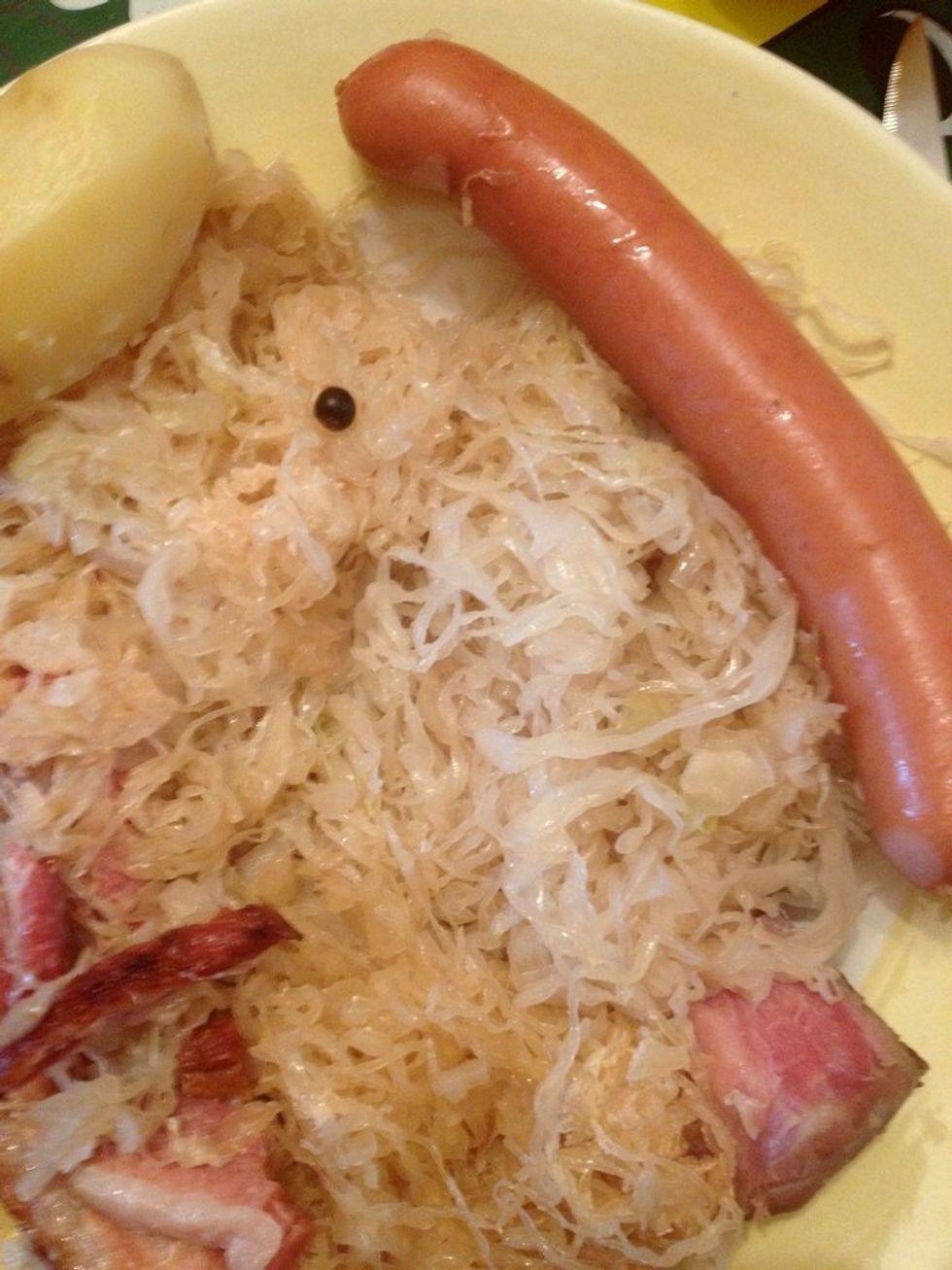 Rincez la choucroute \u00e0 l'eau plusieurs fois en l'essorant entre chaque lavages, puis faites la cuire pour obtenir une vraie choucroute alsacienne.